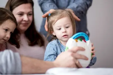 Familie mit Kind in Behandlung