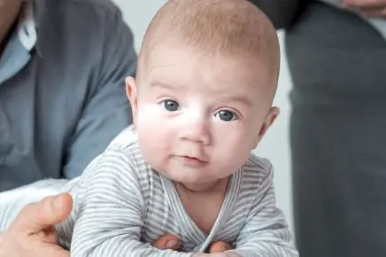 Baby schaut mit wachen Augen in die Kamera
