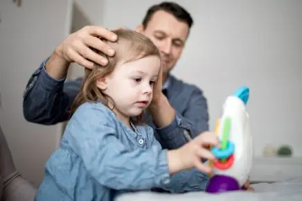 Mädchen wird von Stefan behandelt